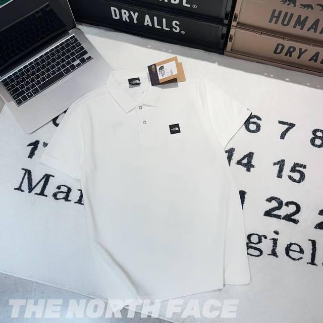 The North Face北面Tnf胸前Box小标翻领Polo衫 -面料：采用原版一比一定织定染精梳棉面料。亲肤透气，柔软舒适。 -辅料：原版拆解开发，一比一