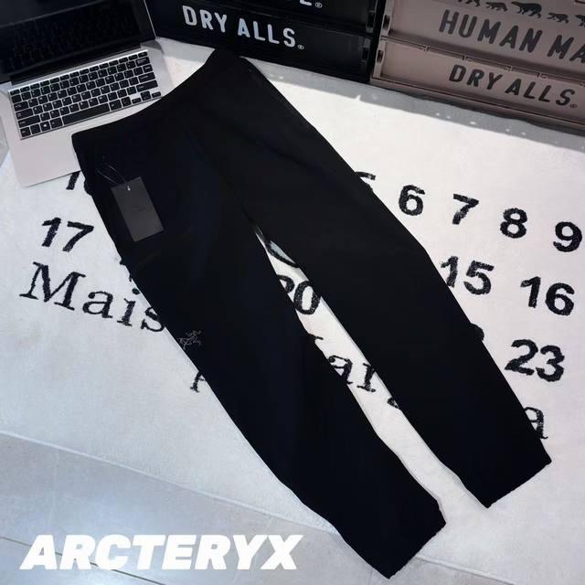 Arcteryx始祖鸟 Gamma Jogger Men's 纯色Logo标识软壳松紧腰束脚长裤 -面料：采用客供高密度登山布面料。面料结实切具备良好的透气性和