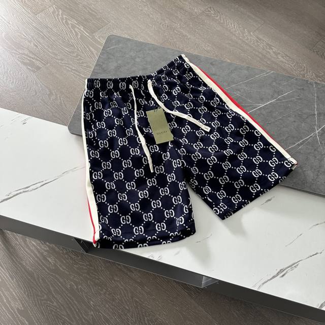 Gucci 古驰满印休闲针织短裤 面料采用进口针织色织面料，透气，抗皱免烫，不掉色，松紧腰带设计，贴合身形，方便调整，男女同款 颜色：如图所示 尺码：M-2Xl