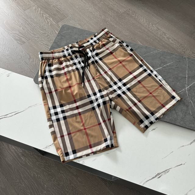 Burberry 巴宝莉条纹冰丝休闲短裤 面料采用德国进口纤维冰丝棉面料，轻薄透气，抗皱免烫，不起球，不掉色，松紧腰带设计，贴合身形，方便调整，男女同款 颜色：