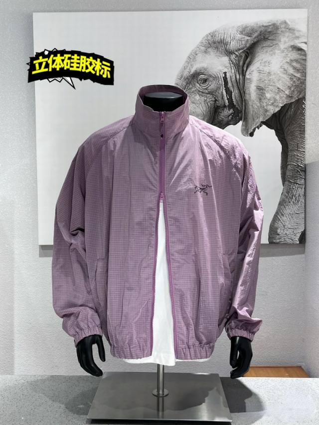 Arc'teryx 始祖鸟尼龙轻薄款防嗮外套 一款能降温的全方位防晒透气皮肤风衣来啦！ 数量不多的一款精品防晒服到位了！ 定制科技面料多方位保护身体防止晒伤 上