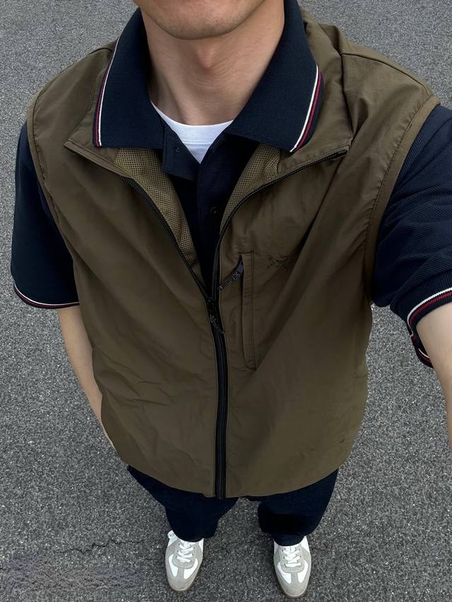 Arcteryx 始祖鸟军鸟系列斜拉链款搭配马甲 #做工非常讲究，做工精细，在缝纫的过程中不能断线，一旦断线就要拆掉重新组合，出货非常慢，就代表着公费不是普通的