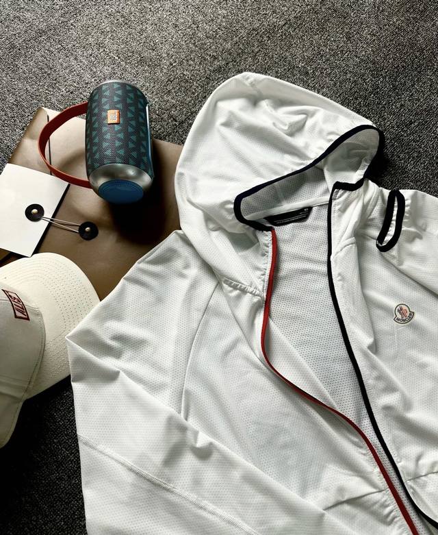 Moncler 蒙口轻薄速干透气网眼防晒外套 夏季男女休闲连帽防晒衣夹克外套潮 面料成分：84%聚酯纤维16%氨纶 黑 白