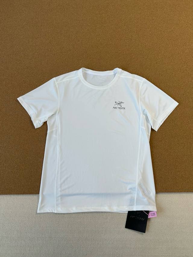 Arcteryx 始祖鸟轻量化户外运动吸汗短袖Tee 颜色：黑色 深灰色 白色 尺码：M-4Xl 健身达人们，始祖鸟这件印花Logo短袖T恤是你们运动时的不二之