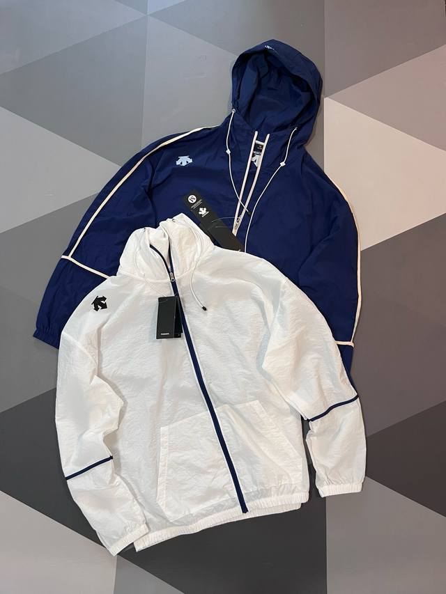 Descente 迪桑特夏季经典款皮肤防晒服 男女都可穿。上身轻薄轻盈，防晒挡风微防水，便于收纳 夏季出行必备，太热防晒，温度变化可以做薄外套。叠起来拳头大，方