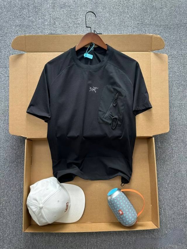 Arc‘Teryx 始祖鸟户外轻量徒步运动速干圆领短袖Tee 颜色：黑色军绿灰色 尺码：S-Xxl 圆领T恤衫是一款具有功能性的重磅短袖T恤，有很好的舒适性和透