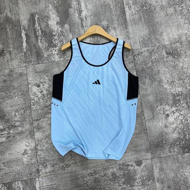 Adidas 阿迪达斯基础速干户外背心 今年超级火的交叉背心，加大U领可以很好的吧肩膀最瘦的地方露出来！ 内穿外搭都百搭