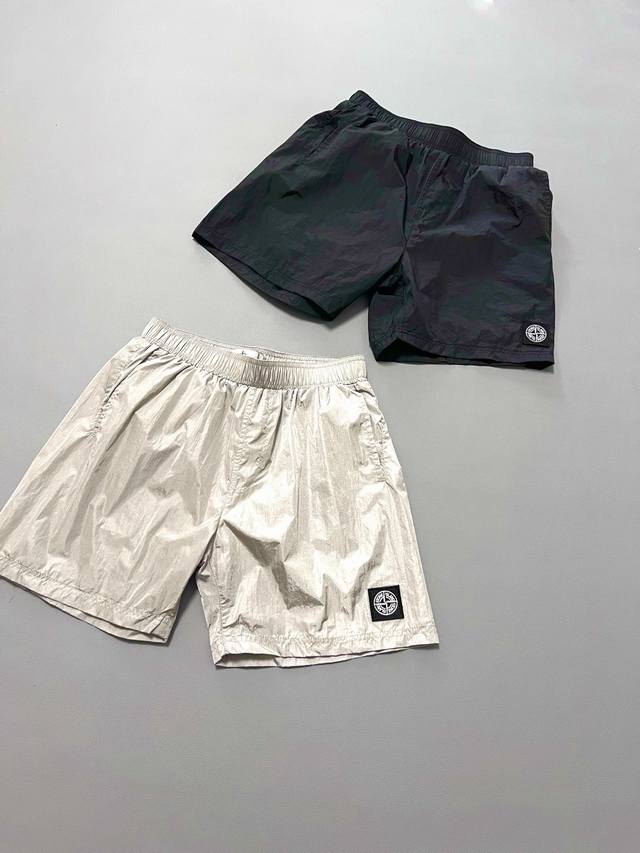 Stone Island 石头岛简约五分梭织短裤 速干，清凉，不粘肤 两个基础色，黑色，灰杏色，不挑人，男女都合适，好搭配！ 颜色：黑色 灰杏 ........