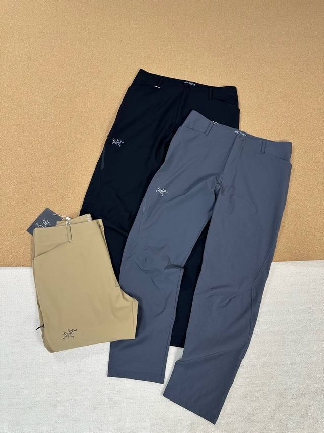 Arcteryx 始祖鸟户外通勤运动休闲直筒裤 颜色：黑色 灰色 卡其色 尺码：M-4Xl 始祖鸟Arcteryx这款长裤，以顶级户外科技打造，高弹面料配合四向