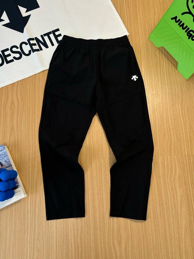 Descente 迪桑特纯色百搭休闲裤 颜色：黑色 军绿 灰白 尺码：M-3Xl 忙碌的上班族们，想要在通勤路上既舒适又时尚？迪桑特这款运动休闲裤就是你的理想之