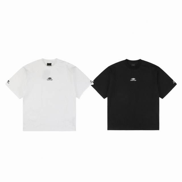 Balenciaga 巴黎世家 滑雪系列刺绣小 M 字母 Logo 袖标情侣圆领短袖T恤-顶级版本 Color：黑色 白色 Size：S M L Xl Numb