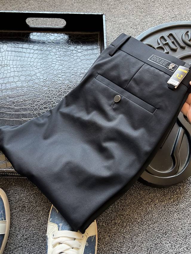 顶级专柜新品！ 人气爆款！Fendi 芬迪老佛爷专柜新品休闲裤！恒隆在售万元级，款号：0601 芬迪家今年新品天丝新疆长绒棉混纺面料，拿到手摸起来十分细腻，表层