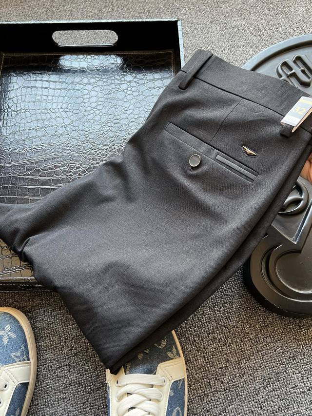 顶级专柜新品！ 人气爆款！Prada 普拉达专柜新品轻奢商务休闲裤！恒隆在售万元级，款号：0602 普拉达家今年新品天丝新疆长绒棉混纺面料，拿到手摸起来十分细腻