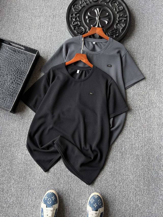 专柜顶级锦氨棉！ 人气爆款！Ferragamo 菲拉格慕专柜新品冰氧锦棉圆领短袖T恤！恒隆在售万元级，款号：2418 菲拉格慕家今年最新研发冰氧液氨锦氨棉面料！