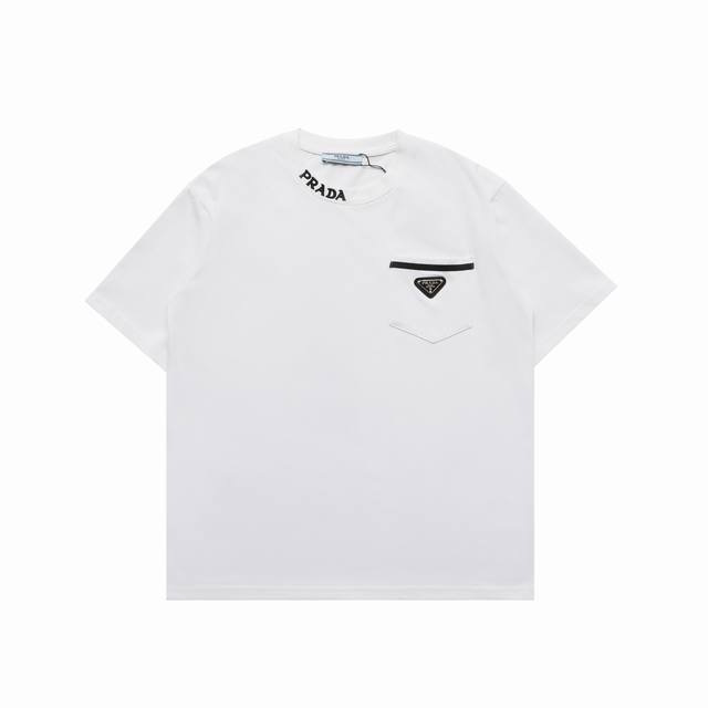 顶级复刻版本 Prada 普拉达 新款领口字母刺绣三角标口袋Logo休闲圆领短袖T恤 面料: 280G重磅纯棉，随意对比 砖柜同步。第一时间正品开发研制。欢迎对