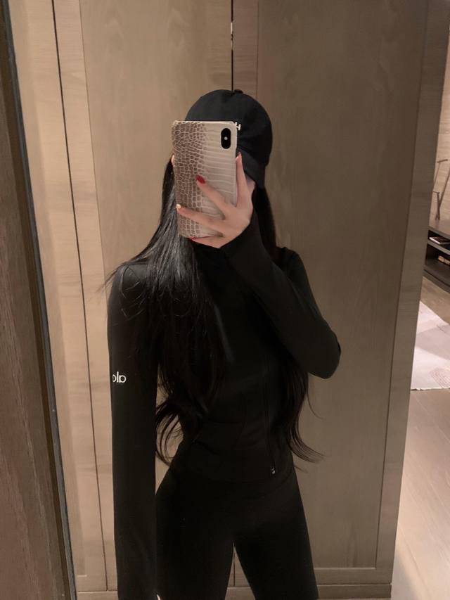 上新外套 裤子 Alo 瑜伽服套装推荐 新上的这款加绒瑜伽裤实在是太火了！ 上身显瘦度真的绝了！ 上身舒适又有包裹感~ 能够完美的抚平身上的肉肉视觉显瘦十斤！
