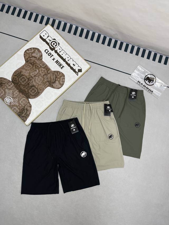 Mammut 猛犸象夏季新款透气户外休闲五分裤短裤 户外的每一步，都充满挑战与惊喜。当你穿梭在山林之间，汗水浸湿衣物，行动受到束缚，心情也随之大打折扣。别让这些