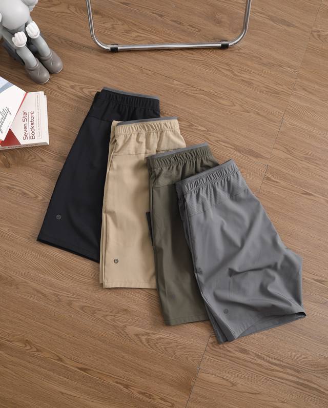 严选好货！Lululemon新款男士休闲运动短裤！经典时尚款，客供轻量化速干梭织面料，吸湿排汗，舒适透气！后腰激光穿孔散热，裤腿小标徽章点缀，腰部拼接松紧抽绳，