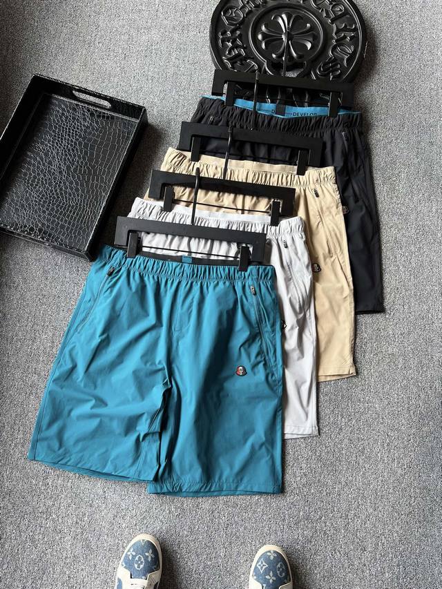 专柜顶级货！ 人气爆款！Moncler 蒙口专柜新品四色冰氧弹力速干短裤！恒隆在售万元级，款号：6660 蒙口家今年最新研发户外运动功能性速干面料！摸起来柔软细