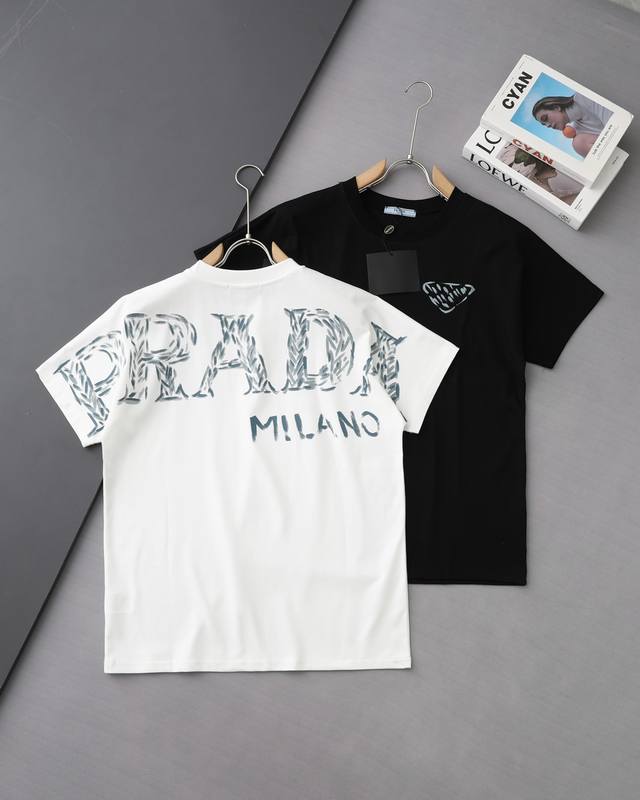 高品质 Prada 普拉达后背字母数码涂鸦新款T恤！ 25Ss夏季新品，后背整体涂鸦字母，胸前P家三角涂鸦，很有设计感，进口胶浆，无甲醛，无异味，经过对刷网版进