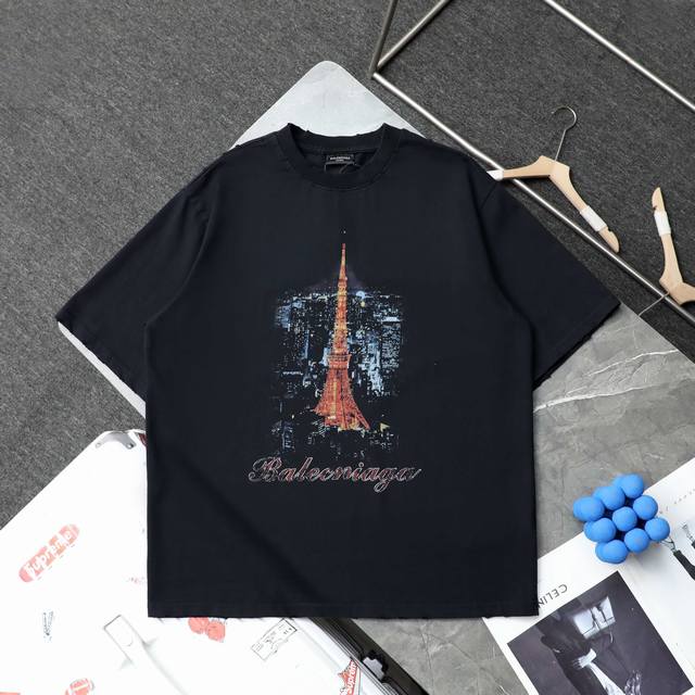上新 顶级复刻 高端定制 Balenciaga 巴黎世家 新款东京铁塔直喷印花水洗做旧短袖T恤 款号：61250 颜色：黑色 灰白 购入原版开模打造，全套定制辅