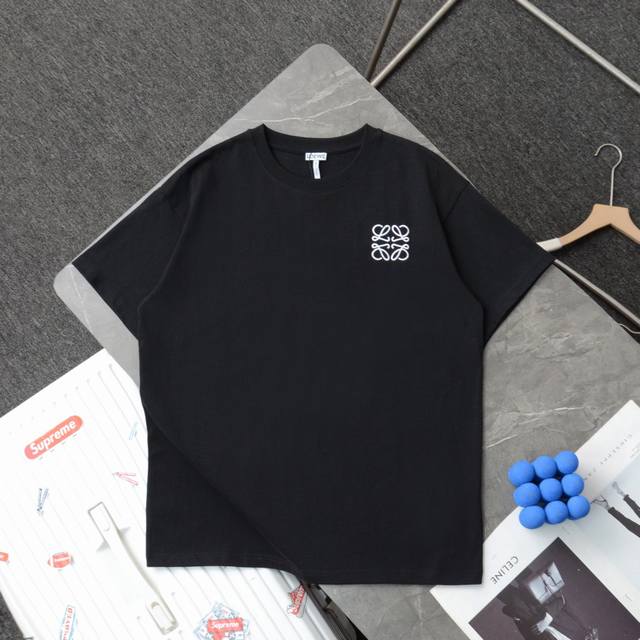 上新 顶级复刻 高端定制 Loewe 罗意威 新款小标刺绣Logo休闲圆领短袖T恤 货号：308 颜色：黑色 白色 购入原版开模打造，全套定制辅料，细节决定成败