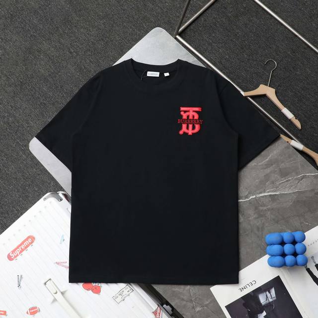 上新 顶级复刻 高端定制 Burberry 巴宝莉 新款大标贴皮刺绣休闲圆领短袖T恤 款号：3347 颜色: 黑色 白色 购入原版开模打造，全套定制辅料，细节决
