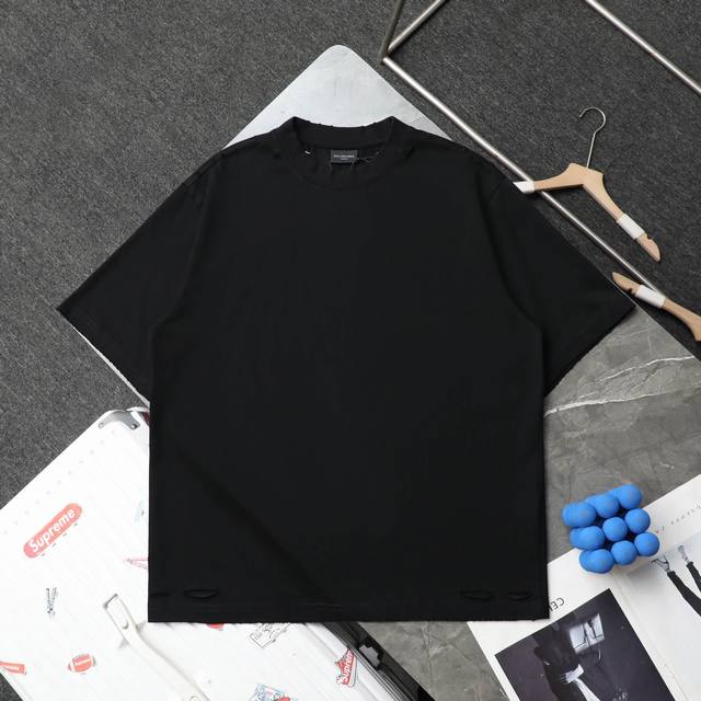 上新 顶级复刻 高端定制 Balenciaga 巴黎世家 新款美工纸胶带图标拉浆印花做旧破坏圆领短袖T恤 颜色：黑色 白色 购入原版开模打造，全套定制辅料，细节