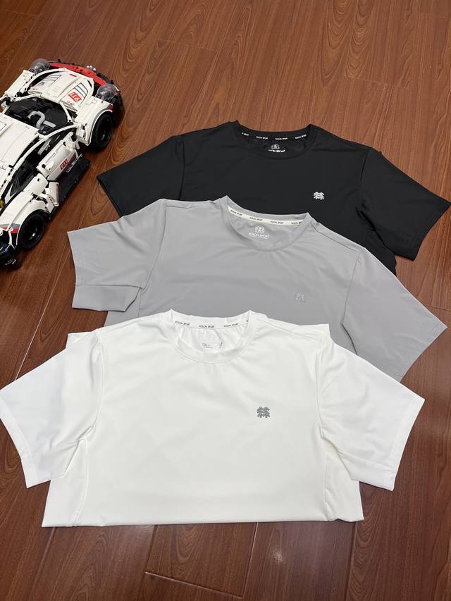 Kolon Sport可隆夏男士圆领短袖吸湿速干T恤亲肤防晒Upf80+上衣T。夏Upf80+防晒抗菌上衣.Kl后字母圆领体恤这款T恤主打功能性与舒适性，简单休