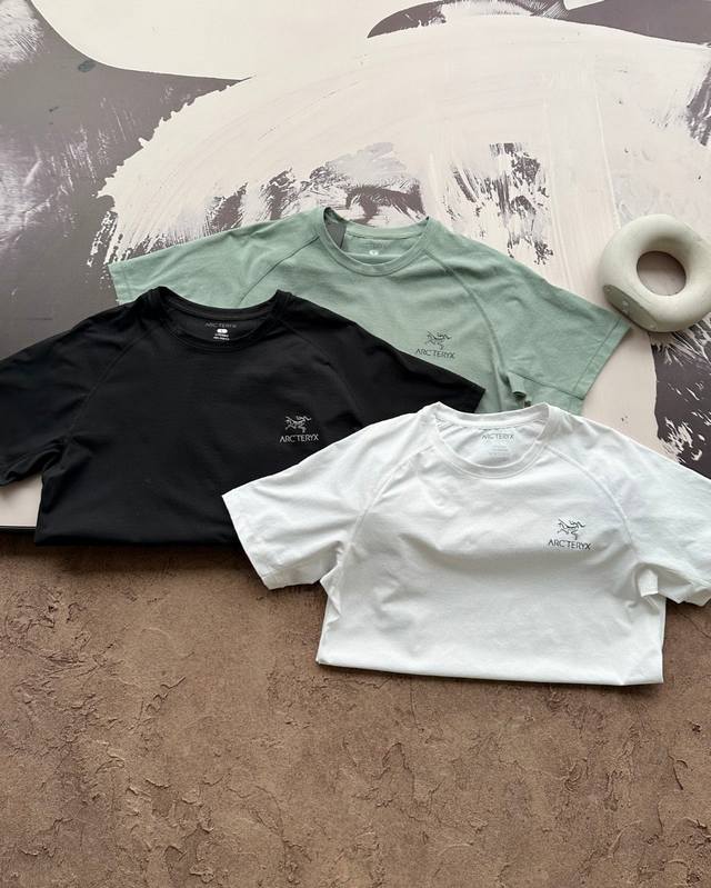 上新 Arc'teryx 始祖鸟明线胸口印花Logo圆领情侣短袖T恤- 户外圆领休闲舒适短袖T恤 ！ 速干透气面料，两侧激光打孔！轻盈有型！全身明线设计，线条感