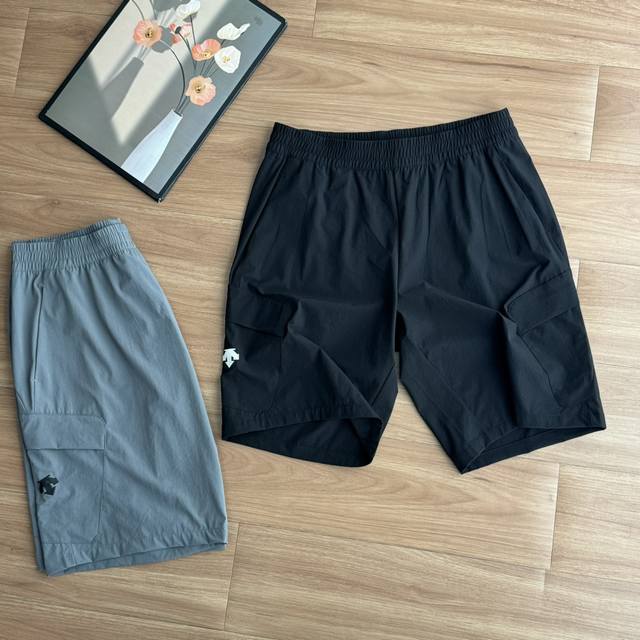 发 ！2025夏季新品迪家Bleu系列都市通勤运动男士梭织短裤，防水 防晒 抗静电 品质Yyds 完美Nice 设计特点：整体呈现工装风，设计灵感来源于生活骑行