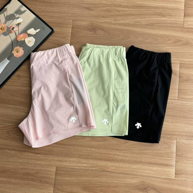 发 ！Women’S Training系列女士梭织短裤夏季新品，梭织奢级面料，重新诠释舒适哲学 严选Schematech纱线织造，面料触感冰爽，凉感亲肤，同时具