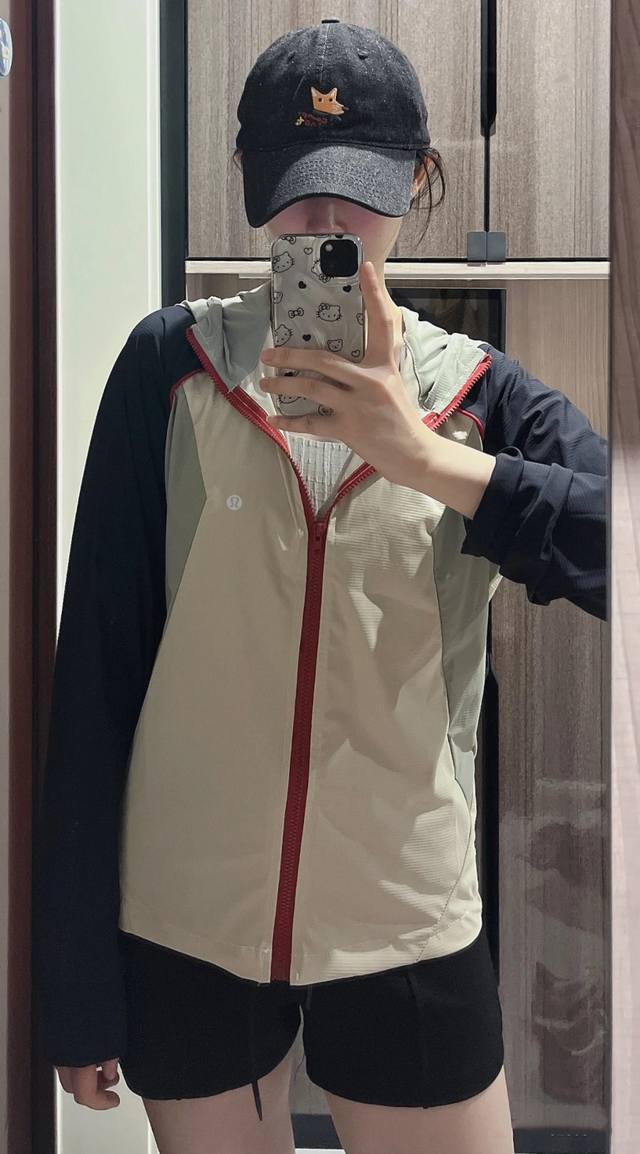 露露乐蒙Lululemon 哇塞！Lululemon 这件防晒短外套美炸了 宝子们，Lululemon 又双叒叕放大招啦！这款高级感撞色连帽防晒短外套，专为追求