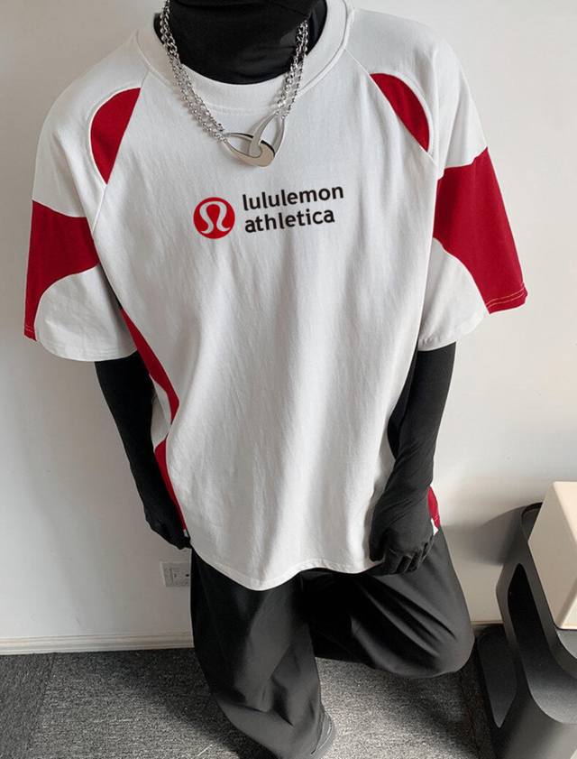 新款Lululemon 露露插肩撞色拼接Ins 领口螺纹针织情侣同款宽松落肩短袖T恤 面料: 300G重磅纯棉新疆长绒棉 采用特定重磅32S精棉平纹针织面料，3