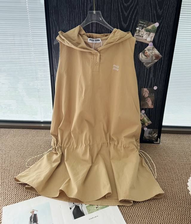 价格P： 品名：Mium*U法式复古抽褶设计连帽连衣裙 尺码：M.L 颜色：卡其 抽绳背心裙+炒鸡的一款，自带甜酷的工装风。整件质感超级好，收腰蓬蓬裙摆自带少女