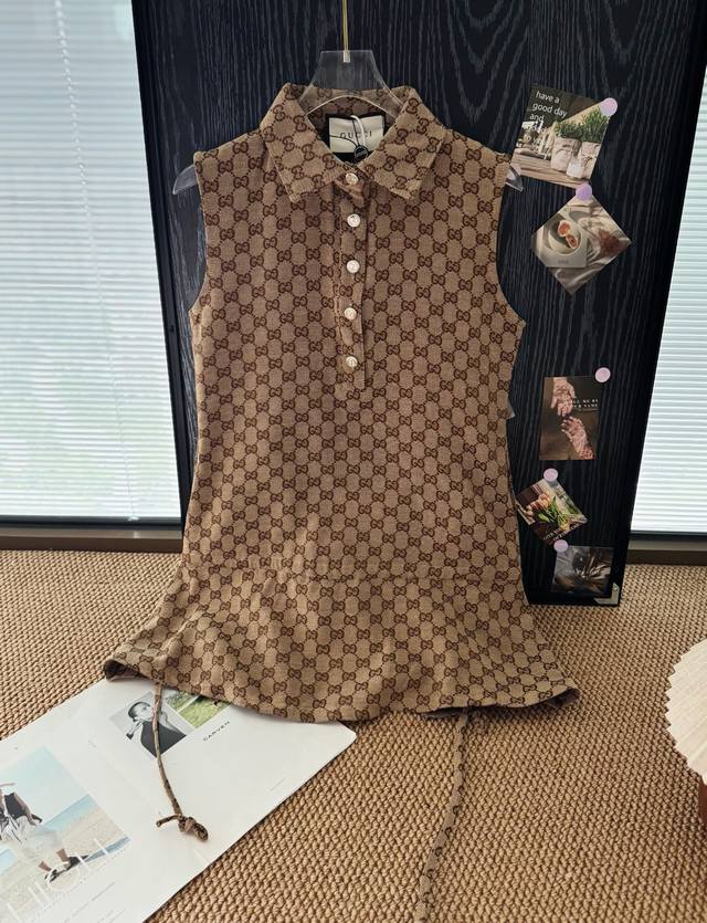 价格P： 品名：Gucc* 25Ss 满印提花无袖背心娃娃连衣裙 尺码：M.L 颜色：卡其 上身百搭时尚，不挑人，气质减龄感十足。一秒的吸金强镜，绝绝子，这件很