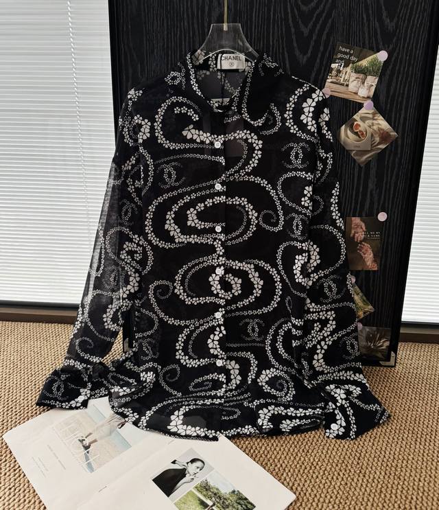 价格P： 品名：Chan*L 小香沙滩系列雪纺防晒衬衫 尺码：M.L 颜色：黑色 沙滩再次爱上香奶奶。沙滩系列都好爱，掏空钱包的程度，度假首选系列。简直美到了我
