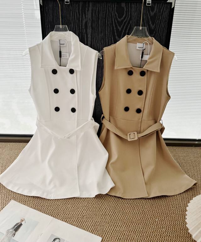 价格P： 品名：Bbr双排扣无袖风衣外套连衣裙 尺码：M.L 颜色：白色 卡其 夏天真的很需要这种正儿八经的高智感的小裙子，足够得体撑得起场面，很像那种教养很好
