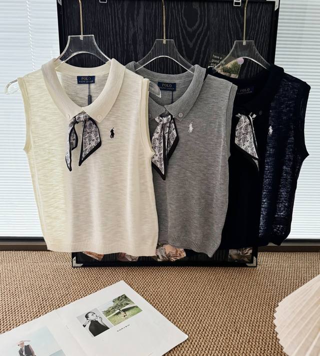价格P： 品名：Ralph Laure*拉夫战马刺绣丝巾翻领无袖冰丝针织衫 尺码：M.L 颜色：白色 灰色 藏青 怎么舒服怎么穿！韩系小衫自带温柔滤镜，领口丝巾