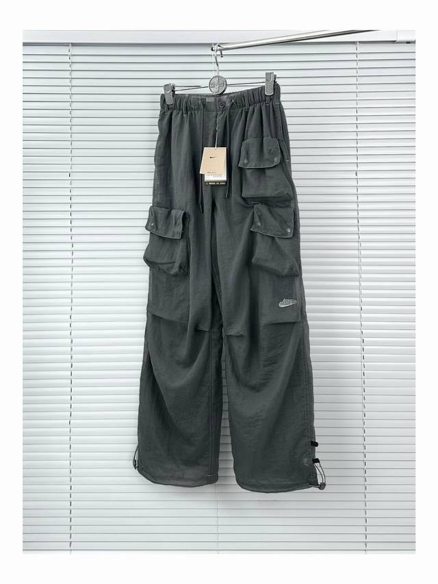 Nike梭织多口袋休闲裤 灰色 S-Xl Nike Sportswear Tech Pack 纯色Logo刺绣工装梭织衬里多口袋休闲裤，情侣款 细节做工辅料1: