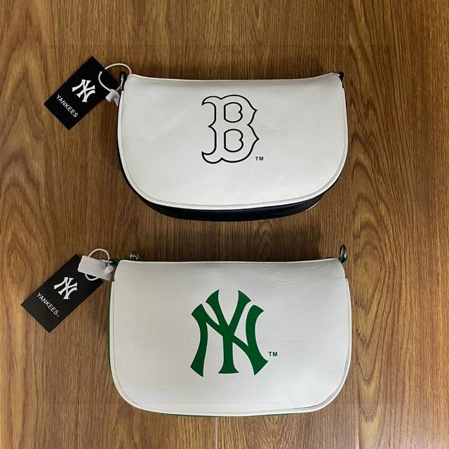 Mlb Ny纽约洋基队 波士顿红袜队大Logo印花可拆卸调节肩带饺子包单肩包斜挎包 颜色：黑白色 绿白色 尺寸：26X15X08 Cm 072