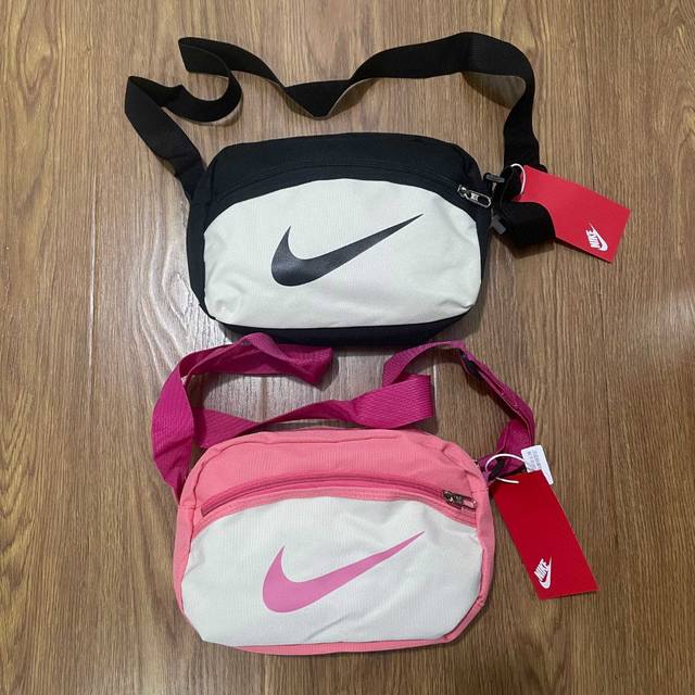 Nike耐克大勾子多功能运动休闲腰包单肩包 斜挎包 颜色：黑色 粉色 尺寸：18X26X09Cm 肩带：120Cm 810