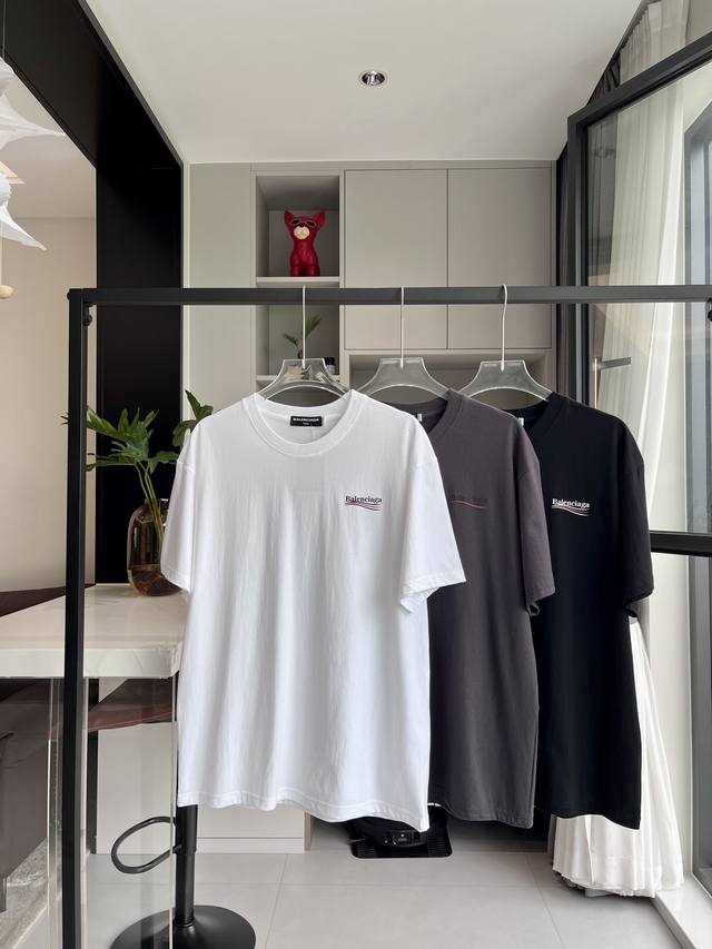 巴黎世家基础款短袖 巴黎世家Balenciaga基础款字母印花短袖T裇，纯棉面料柔软舒适，想咋穿就咋穿 上身效果绝对炸裂胸口印花小标非常经典，车线工整增加质感