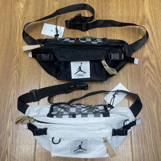 Air Jordan Aj乔丹草写Logo户外运动休闲旅游多功能腰包胸包单肩包斜挎包 颜色：黑色 白色 尺寸：39X17X09 Cm 1811