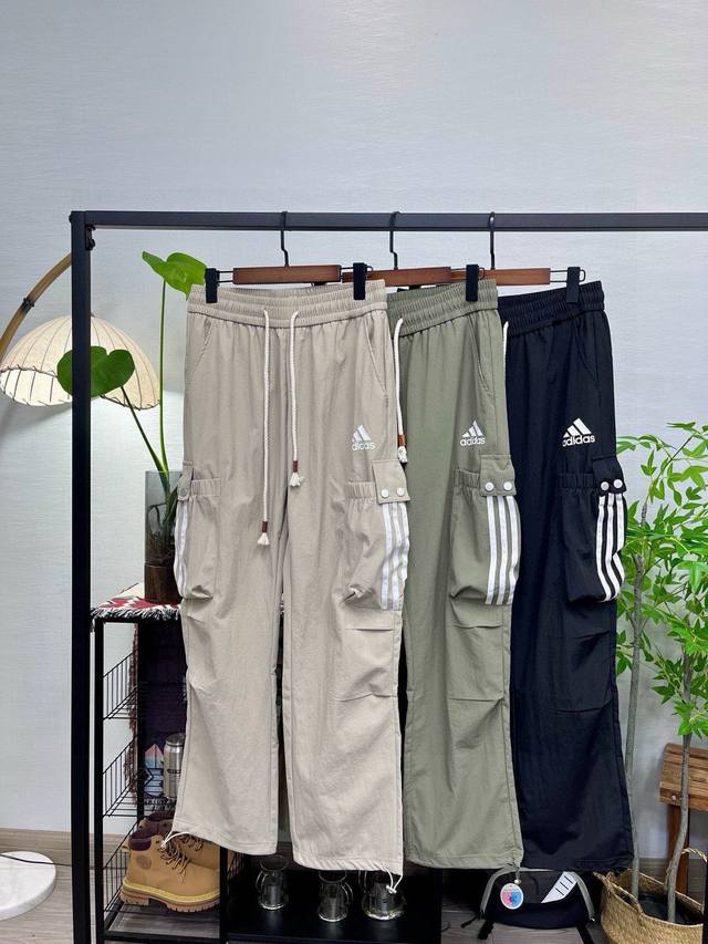 阿迪达斯工装风休闲长裤 阿迪达斯Adidas工装风休闲长裤直筒裤束脚裤卫裤运动裤，一裤两穿，可直筒可束脚，高街潮流痞帅风 版型优秀 能衬托腿型 保持舒适的亲肤感