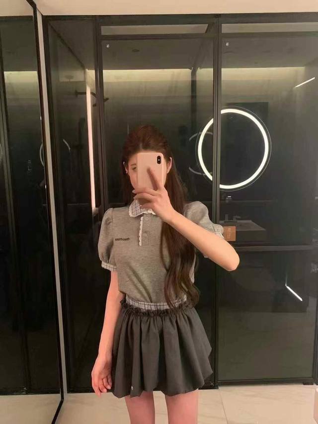 上新 Miumiu 缪缪 25Ss新款格子拼接花苞裙套装 宅女发财套装 翻领T半裙！！ 穿上就是慵懒俏皮大小姐 整个人都贵贵气气的！ 出满屏的青春活力少女感 颜