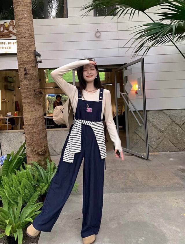 上新 两件套 小香 面膜长袖T阔腿背带裤 这套太舒服辣~ 谁懂这一套的含金量！ 太太太太舒服啦~ 面膜T上身肤感绝了 穿了比没穿还舒服 ！ 搭配蓝色宽松背带裤