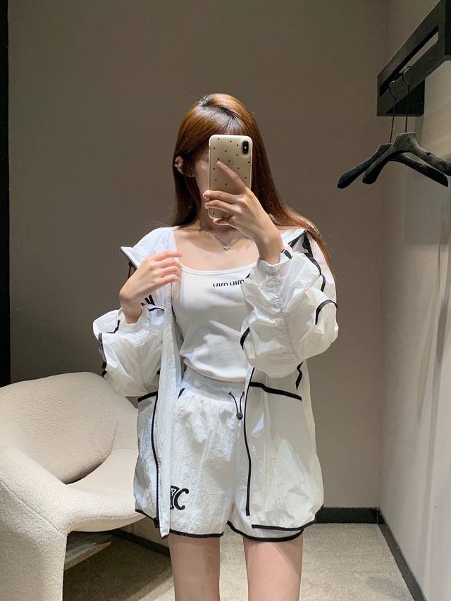 上新 套装 Celin* 赛琳 防晒衣套装！ 高端定制戴帽印花外套，搭配松紧腰短裤 极简主义风法式优雅的慵懒风～ 颜色：白色 码数：Sml S码推荐： 80~1