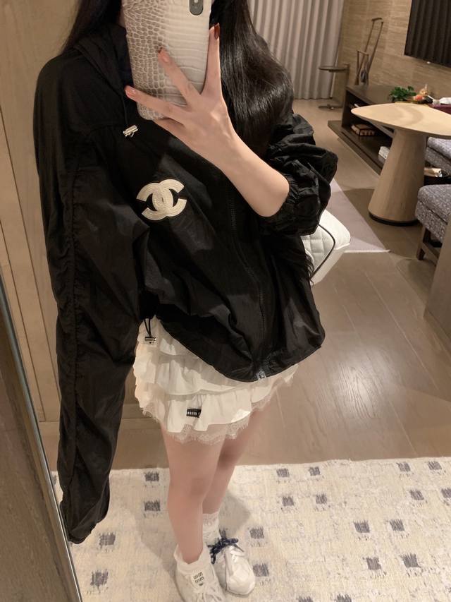 上新 Chane* 小香 中古袖口抽褶连帽防晒衣外套～ 超高品质 颜色：黑色 白色 薄荷绿 码数：Sml S码推荐： 80~100 M码推荐：100～115 L