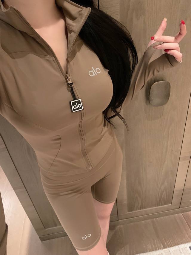 上新外套 裤子 Alo 瑜伽服套装推荐 新上的这款瑜伽衣实在是太火了！ 上身显瘦度真的绝了！ 上身舒适又有包裹感~ 能够完美的抚平身上的肉肉视觉显瘦十斤！ 颜色